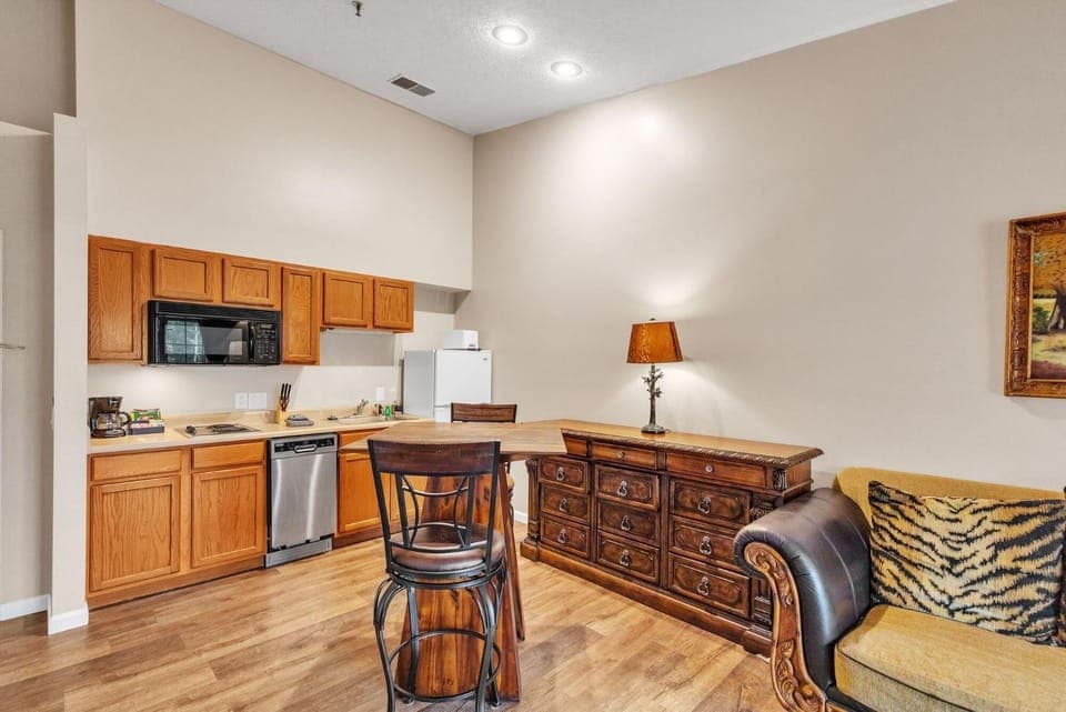 Kitchen or kitchenette, Dining area