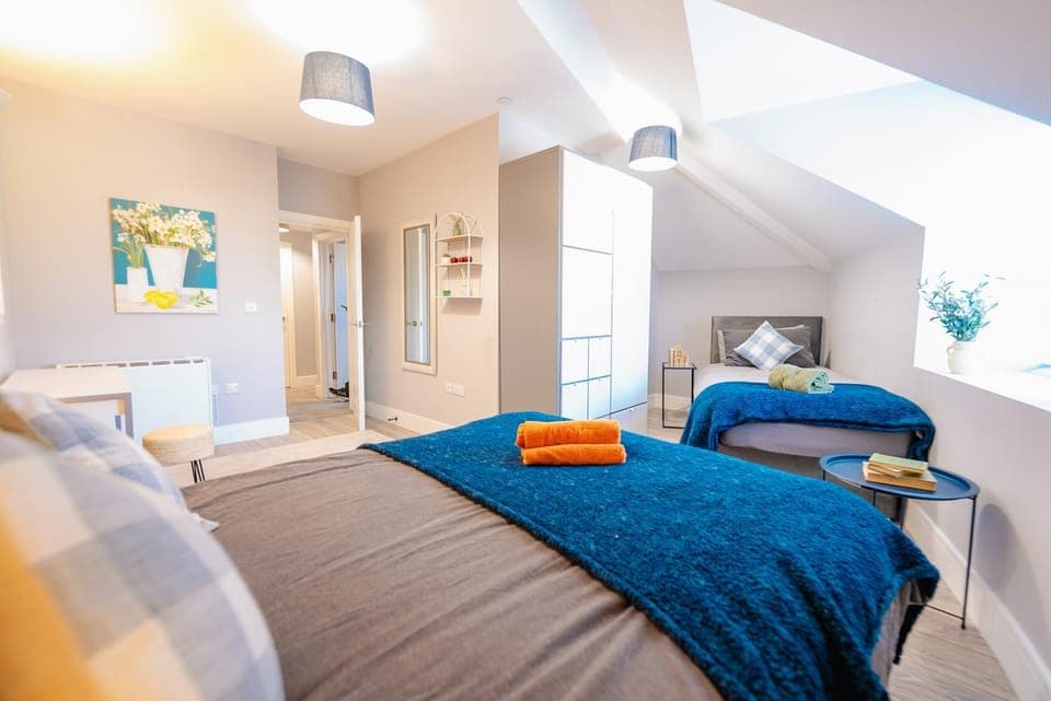 Bed, Living room, Photo of the whole room, Seating area, Bedroom, towels