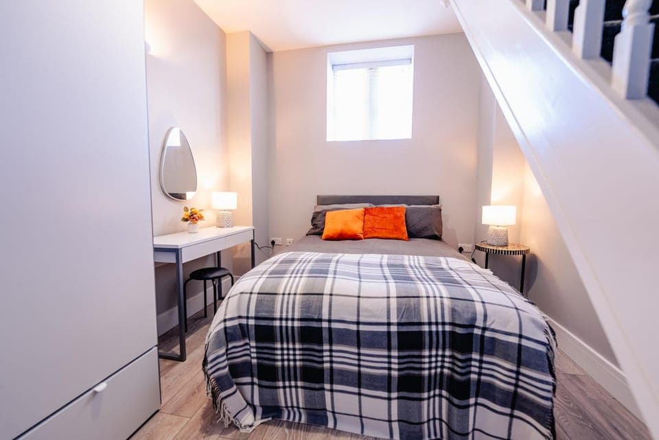 Bed, Photo of the whole room, Bedroom