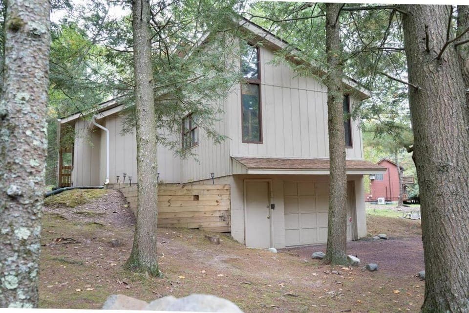 Racc00ns Retreat House in Hickory Run State Park