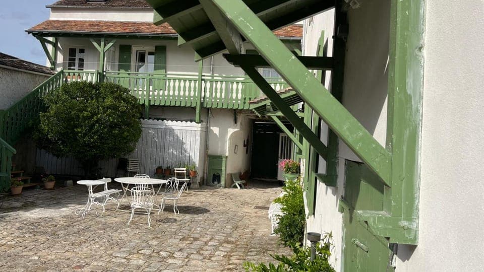 Property building, Patio, Balcony/Terrace