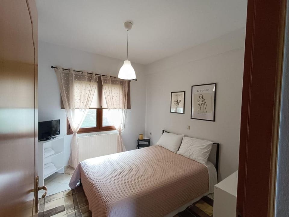 Bed, TV and multimedia, Photo of the whole room, Bedroom