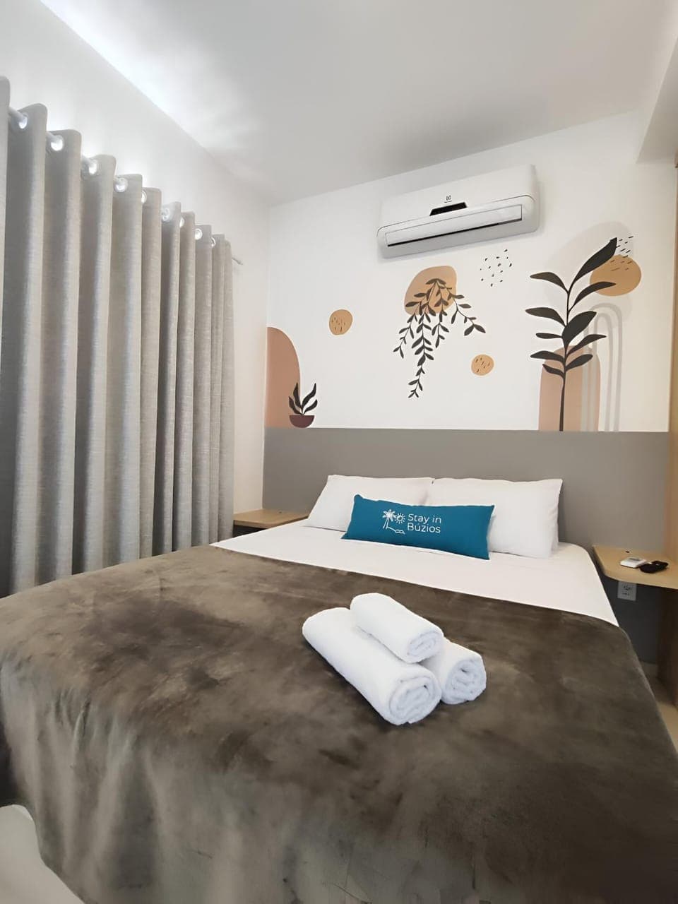 Bed, Photo of the whole room, Bedroom, towels, air conditioner