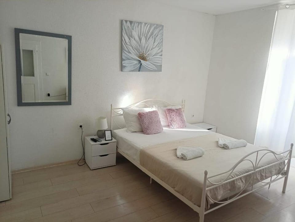 Bed, Photo of the whole room, Bedroom, towels