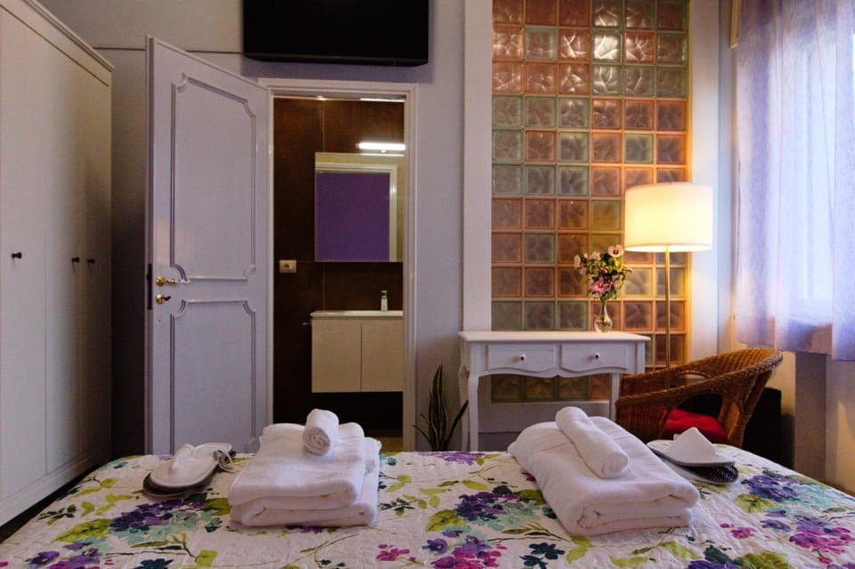 Bed, Bathroom, Photo of the whole room, Bedroom, wardrobe