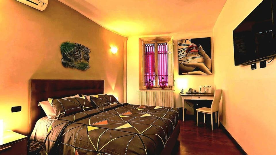 Bed, Photo of the whole room, Decorative detail, Bedroom, furniture, heating, air conditioner