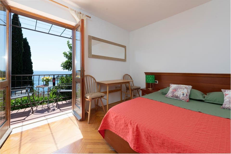 Bed, View (from property/room), Photo of the whole room, Seating area, Bedroom, Sea view