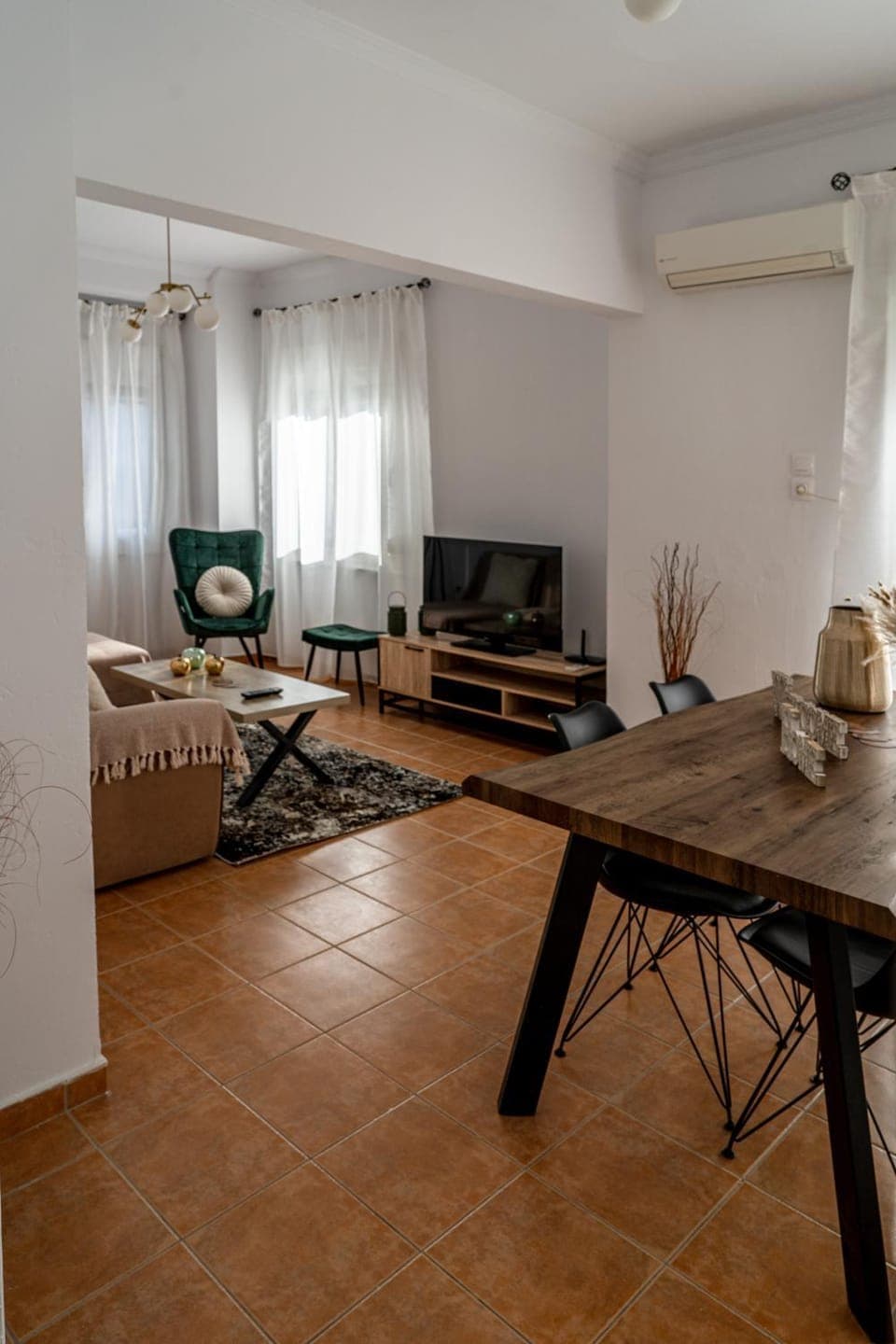 TV and multimedia, Living room, Seating area, Dining area, Evening entertainment, air conditioner