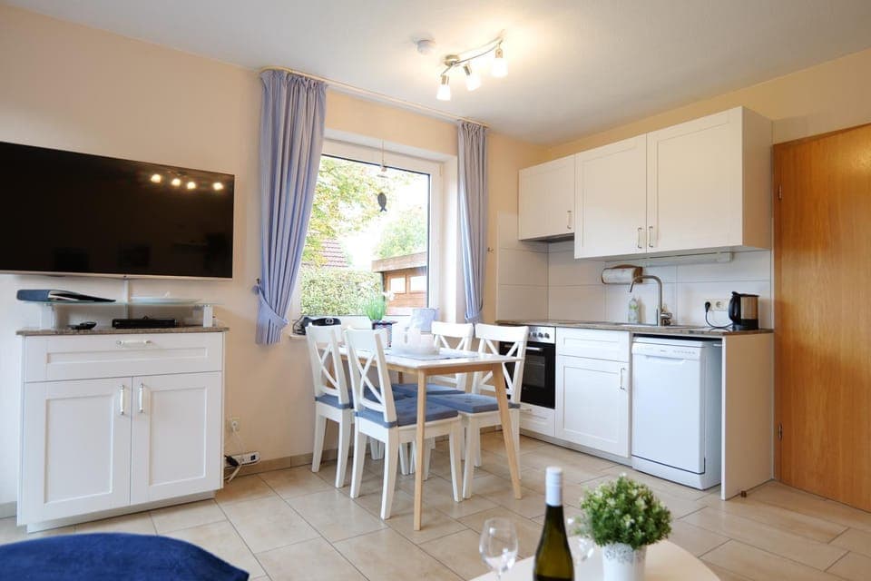 TV and multimedia, Kitchen or kitchenette, Living room, Seating area, Dining area, dishwasher, oven, stove