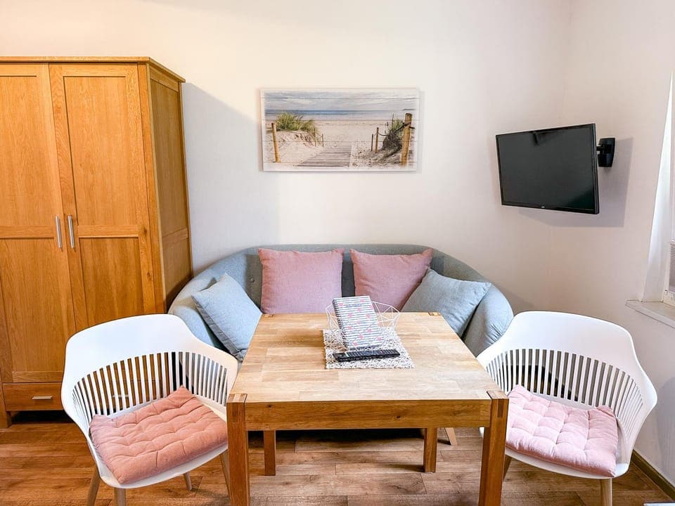 TV and multimedia, Living room, Seating area, Dining area, wardrobe