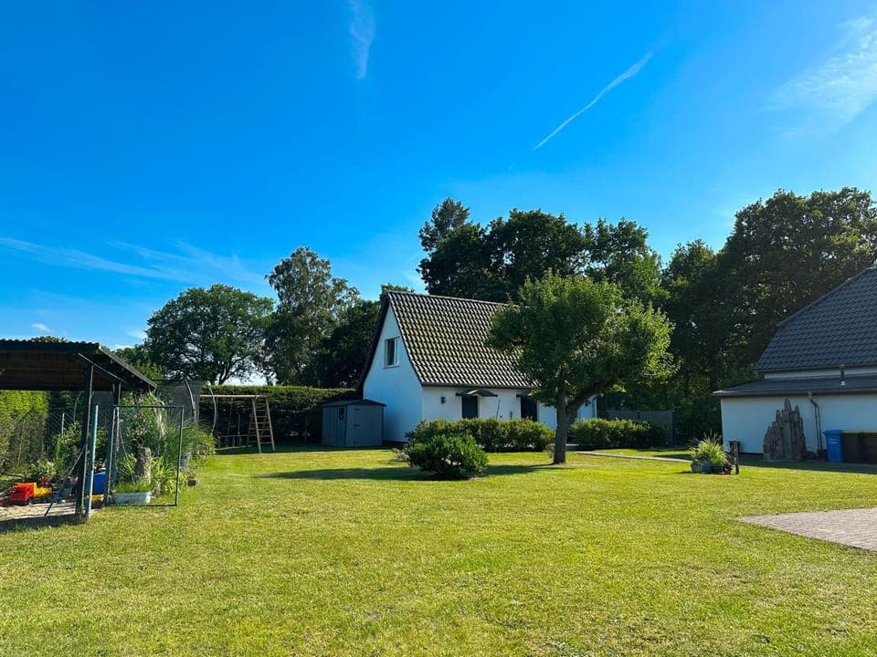 Property building, Day, Garden, Garden view