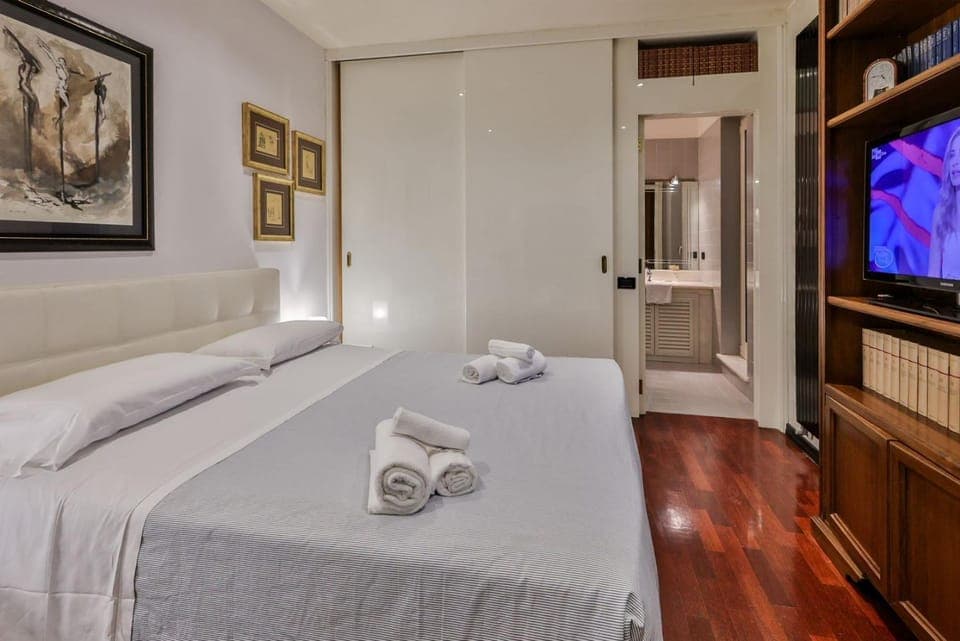 Bed, TV and multimedia, Photo of the whole room, Bedroom, towels