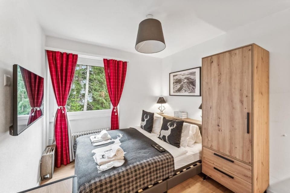 Bed, TV and multimedia, Living room, Photo of the whole room, Bedroom, towels, wardrobe