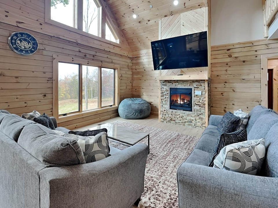 Majestic Manor House in Deep Creek Lake