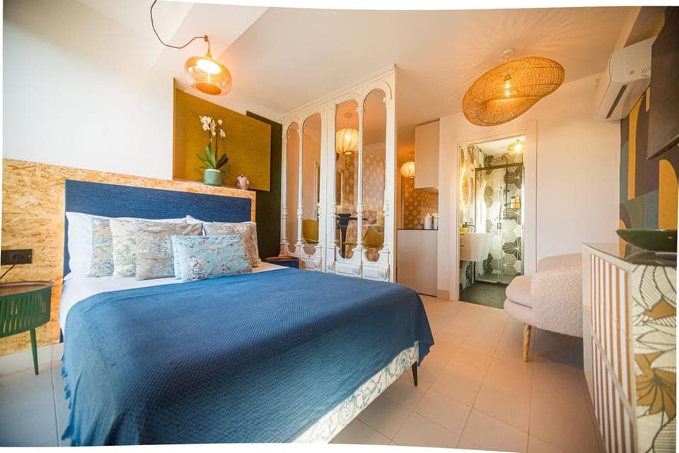 Bed, Photo of the whole room, Bedroom