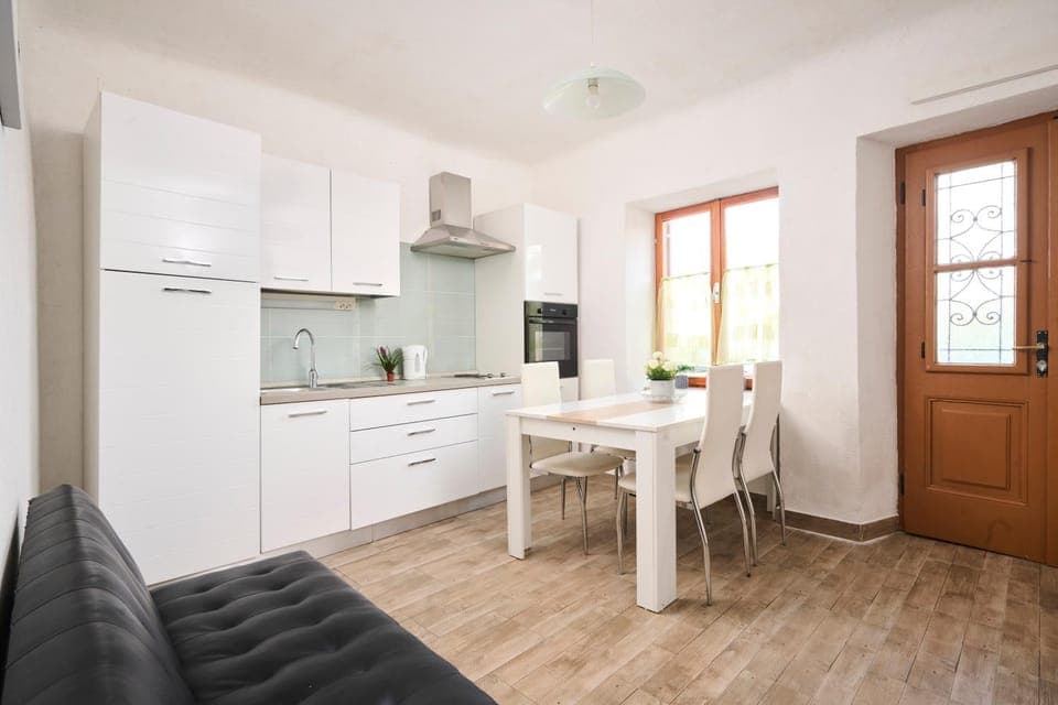Kitchen or kitchenette, Dining area, oven, stove