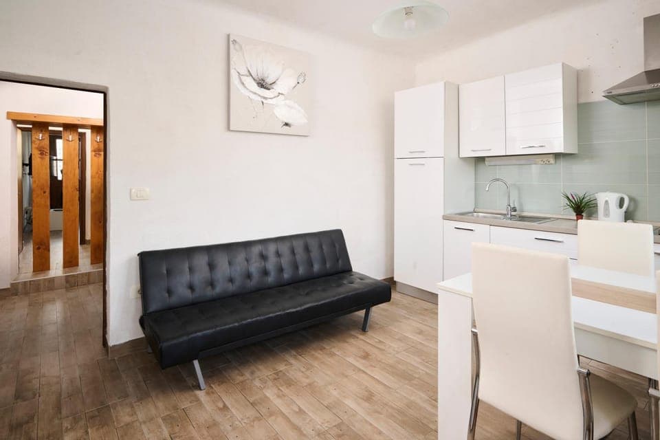 Kitchen or kitchenette, Living room, Seating area, Dining area