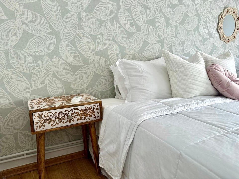 Photo of the whole room, Bedroom