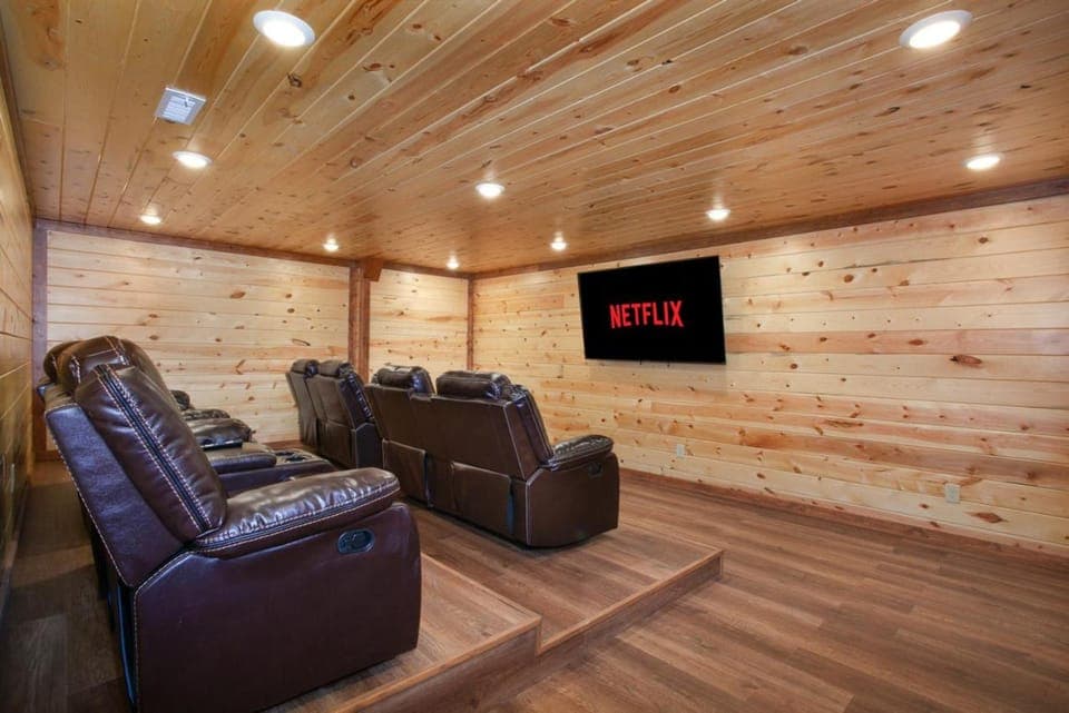 Maya w Indoor Pool Hot Tub Theater House in Sevierville