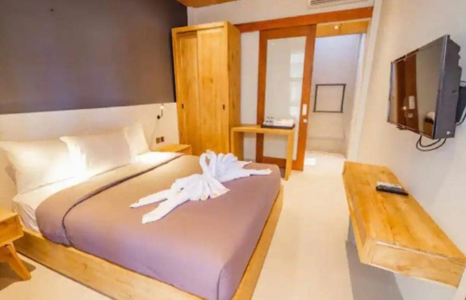 Bed, TV and multimedia, Photo of the whole room, Bedroom, towels, wardrobe