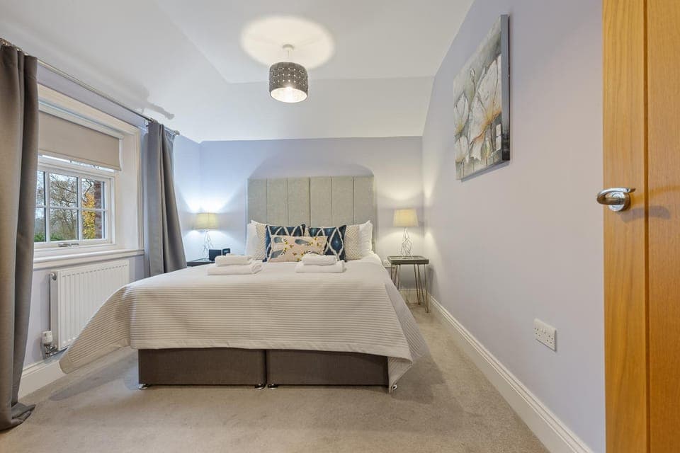 Bed, Photo of the whole room, Bedroom, internet, wardrobe