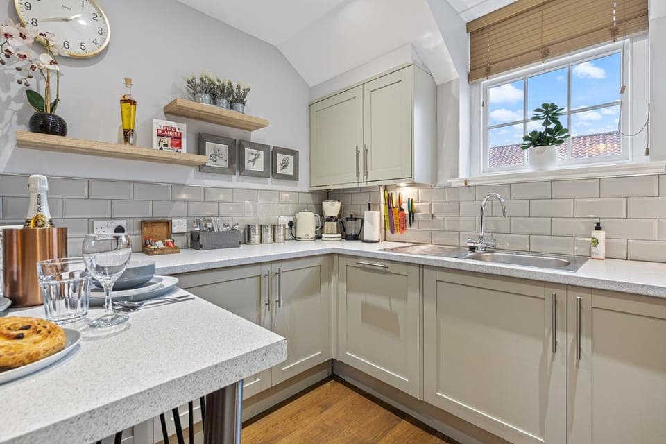 Coffee/tea facilities, Kitchen or kitchenette, Dining area, dishwasher, stove, toaster