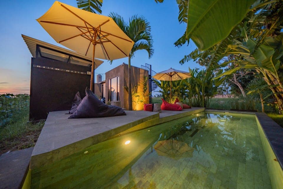 Pool view, Swimming pool, sunbed