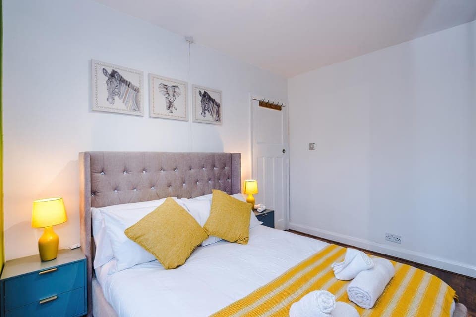 Bed, Photo of the whole room, Seating area, Bedroom