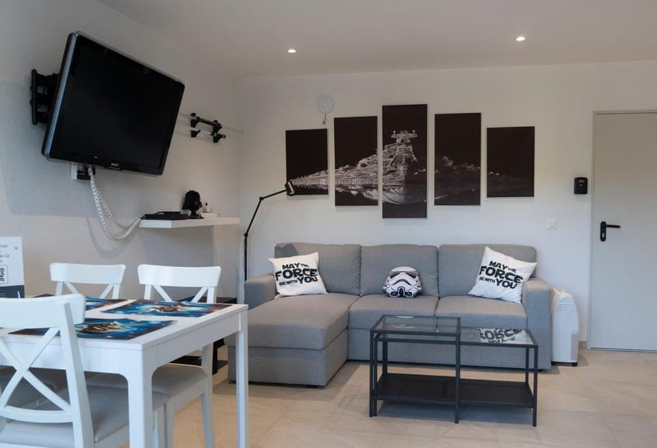 TV and multimedia, Living room, Seating area, Dining area