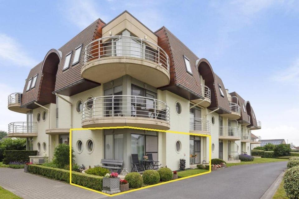 Property building, Day, Balcony/Terrace