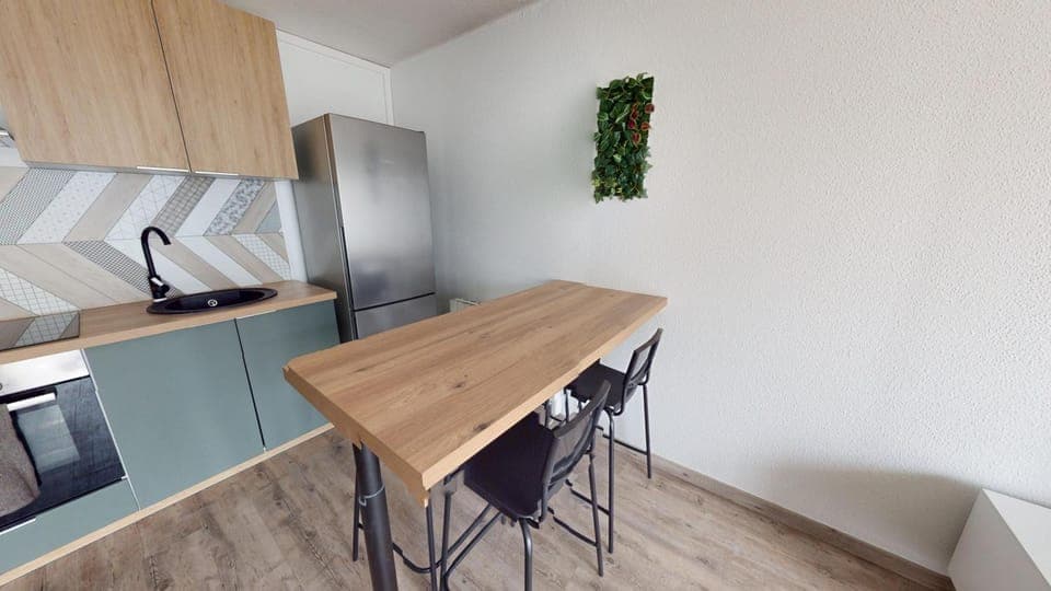 Kitchen or kitchenette, Dining area
