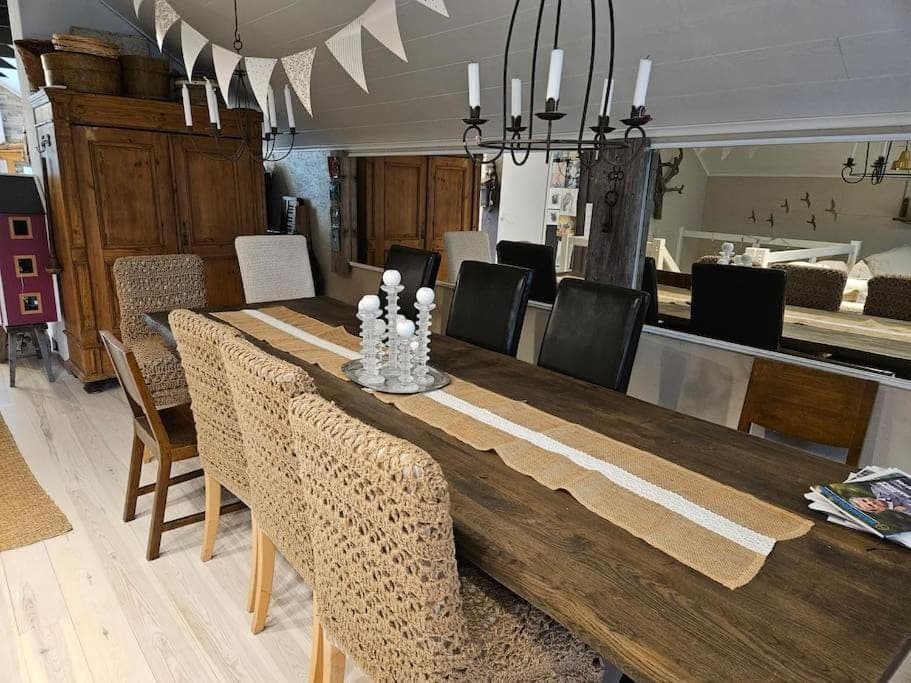 Living room, Seating area, Dining area
