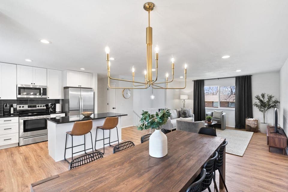 Kitchen or kitchenette, Living room, Seating area, Dining area