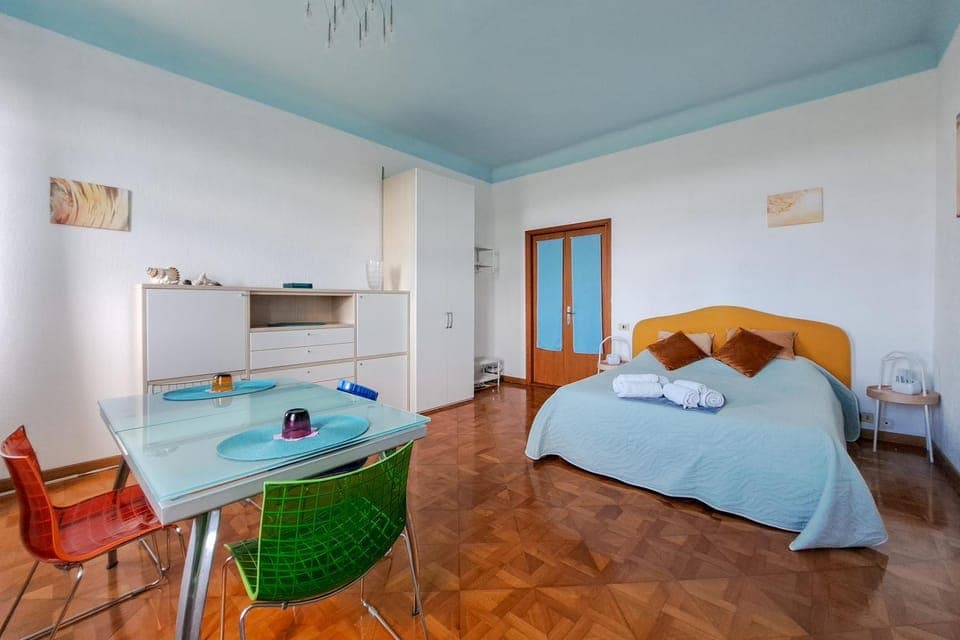 Bed, Living room, Photo of the whole room, Dining area, Bedroom