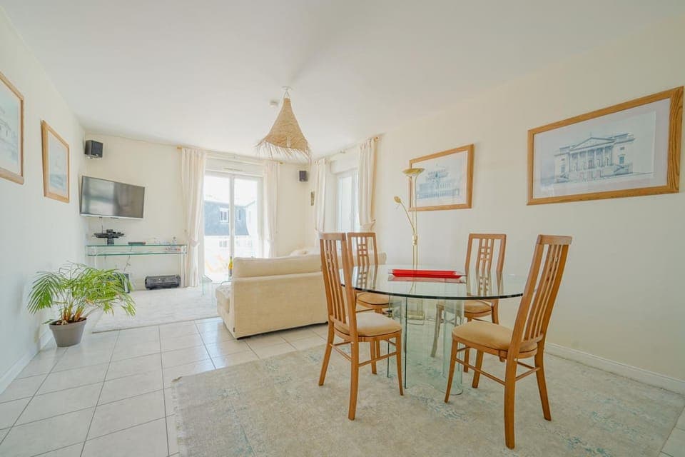 Day, Seating area, Dining area, Meals