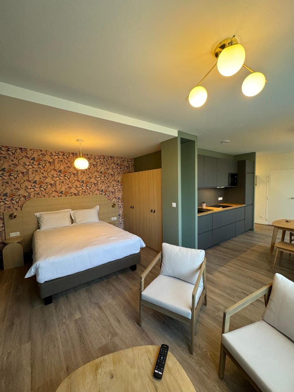 Photo of the whole room, Bedroom