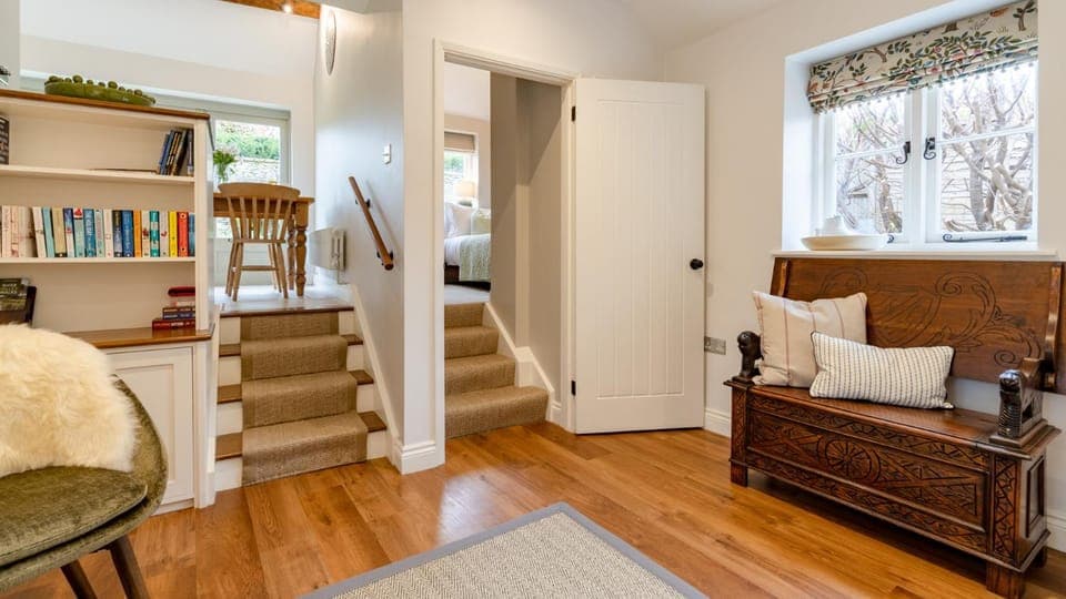 Decorative detail, Seating area, Dining area