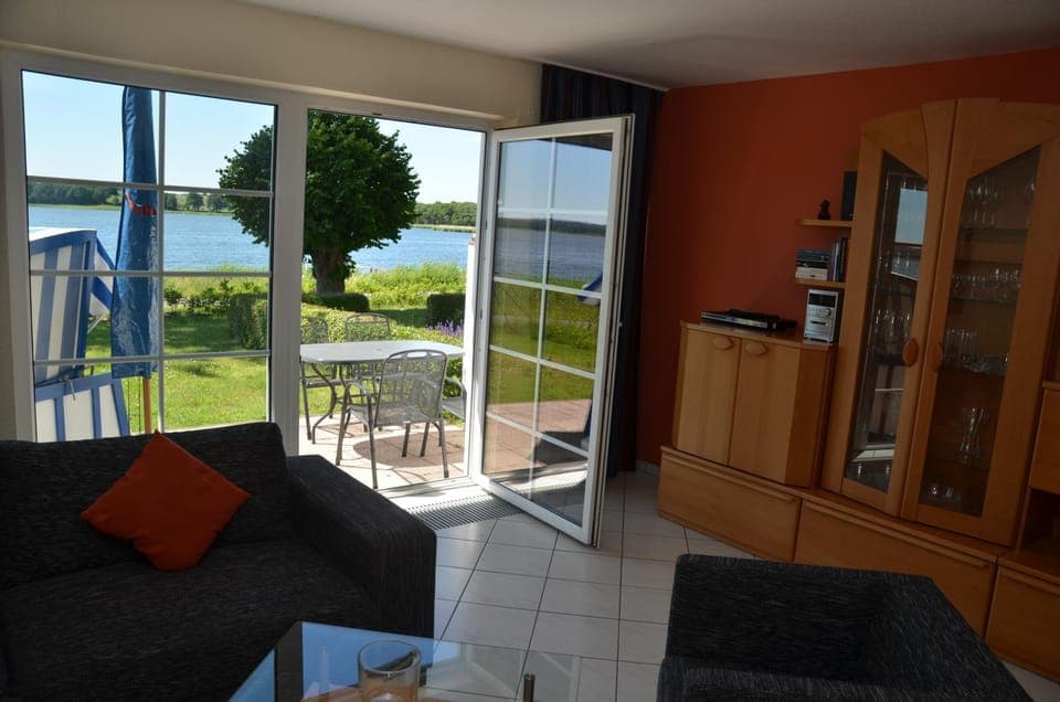 Patio, Natural landscape, Garden, View (from property/room), Balcony/Terrace, Living room, Seating area, Dining area, Garden view, Lake view