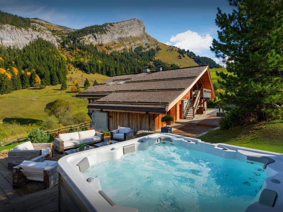 Property building, Day, Natural landscape, Summer, Hot Tub, Mountain view, sunbed