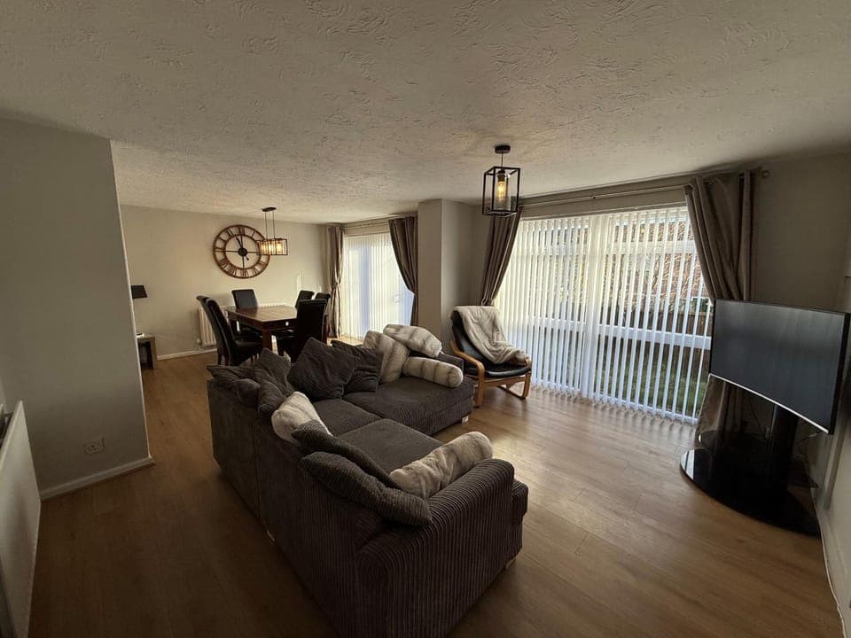 Communal lounge/ TV room, TV and multimedia, Living room, Seating area, Evening entertainment