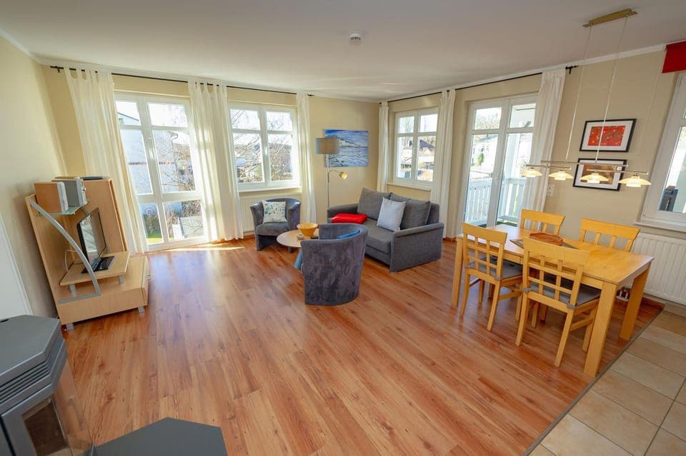 TV and multimedia, Living room, Seating area, Dining area