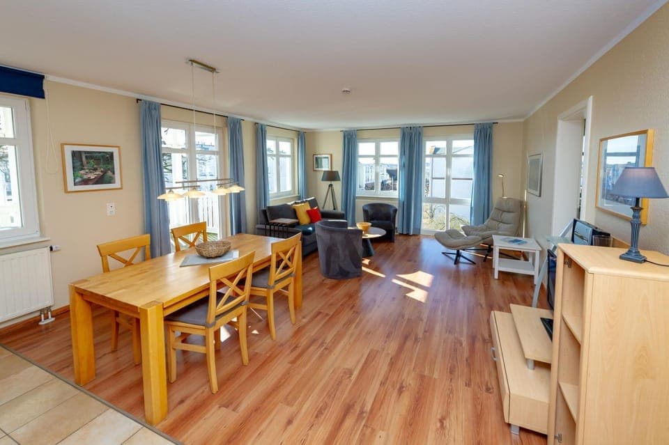 TV and multimedia, Living room, Seating area, Dining area