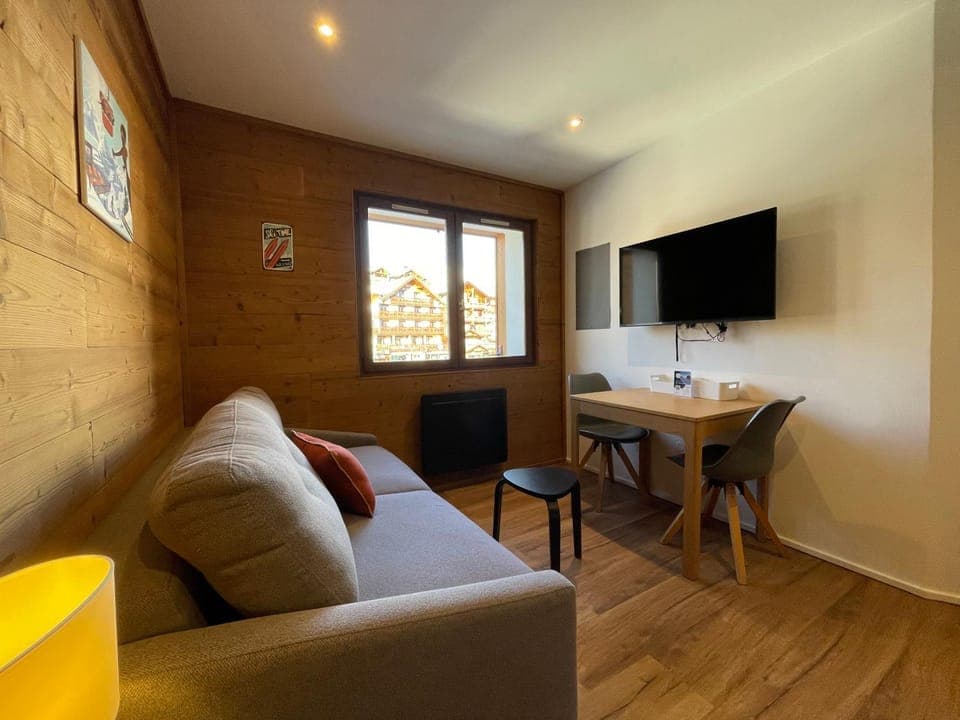 TV and multimedia, Seating area, Dining area