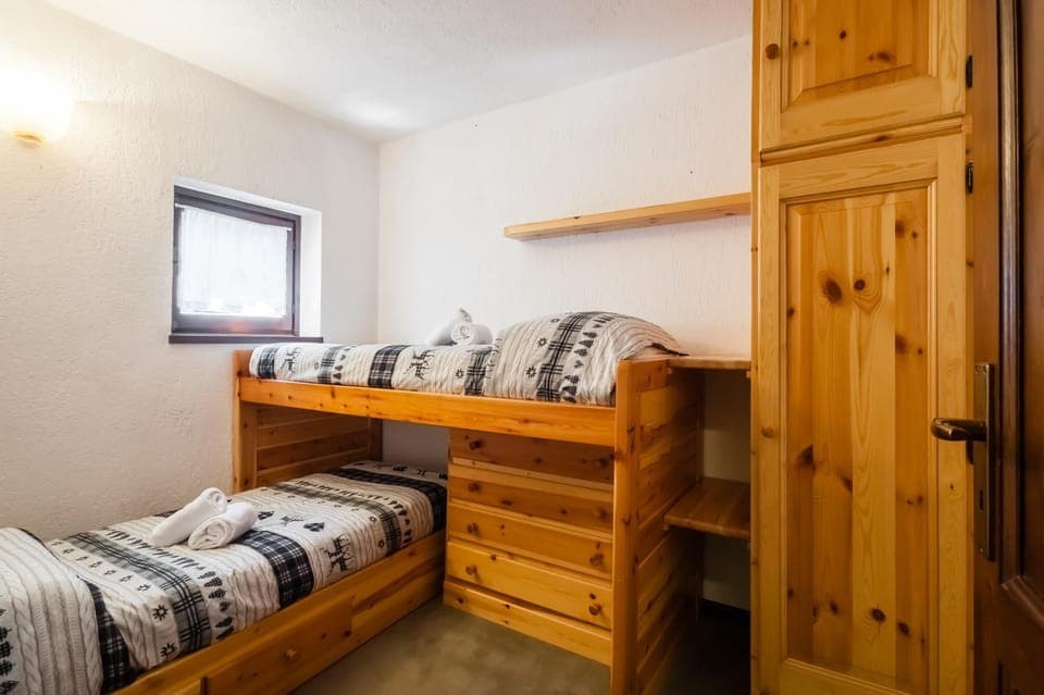 Bed, Photo of the whole room, Bedroom, bunk bed, heating, towels, wardrobe