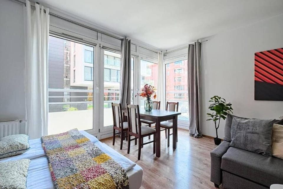 Bed, TV and multimedia, Living room, Photo of the whole room, Seating area, Dining area, Bedroom