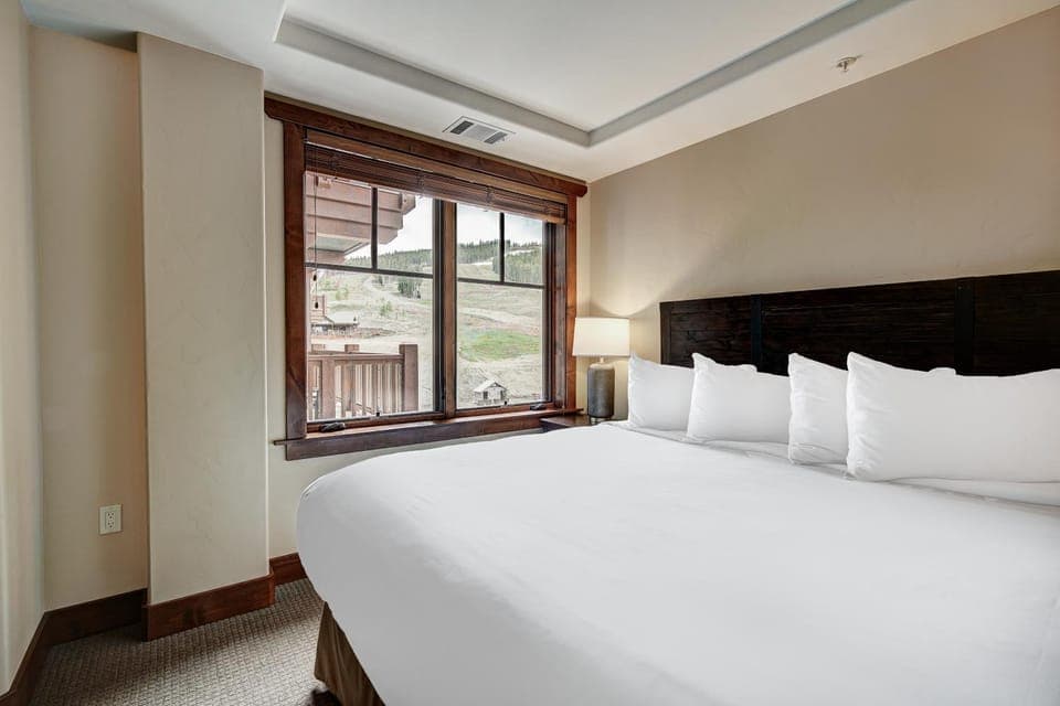 Luxury 4 Bedroom Condo on Peak 8 Apartment in Breckenridge