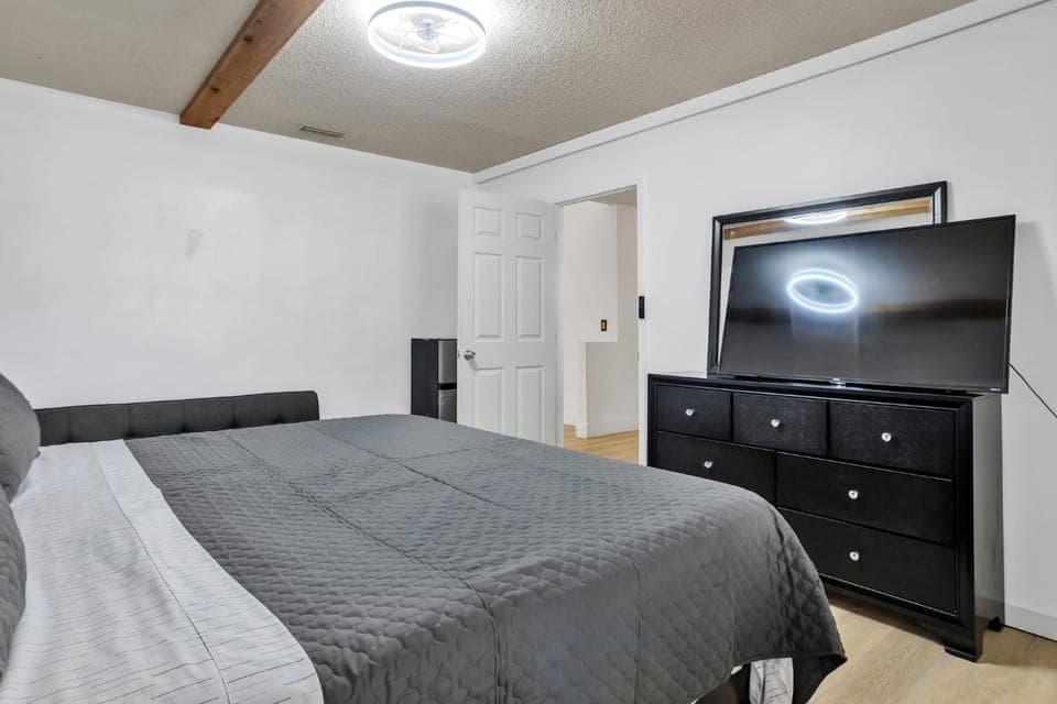 Bed, TV and multimedia, Photo of the whole room, Bedroom