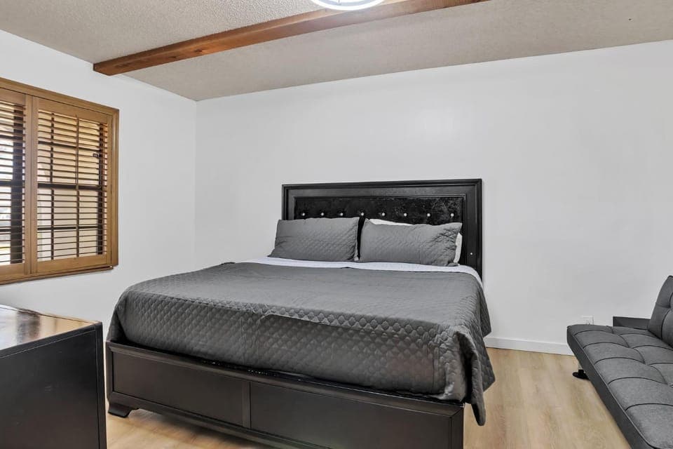Photo of the whole room, Bedroom