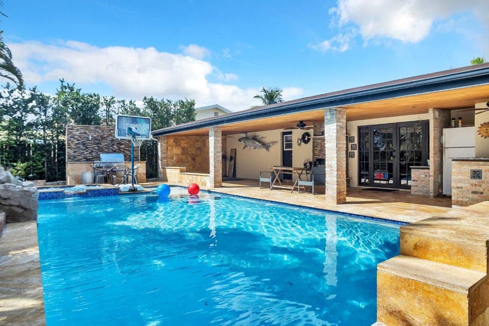 Property building, Patio, Day, Pool view, Swimming pool, sunbed