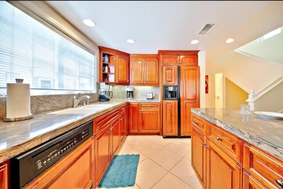 Coffee/tea facilities, Kitchen or kitchenette, dishwasher, stove, toaster